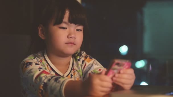 Gadis manis menggunakan ponsel. . — Stok Video