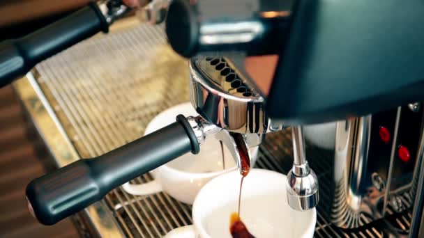 Koffiezetapparaat maken espresso. — Stockvideo