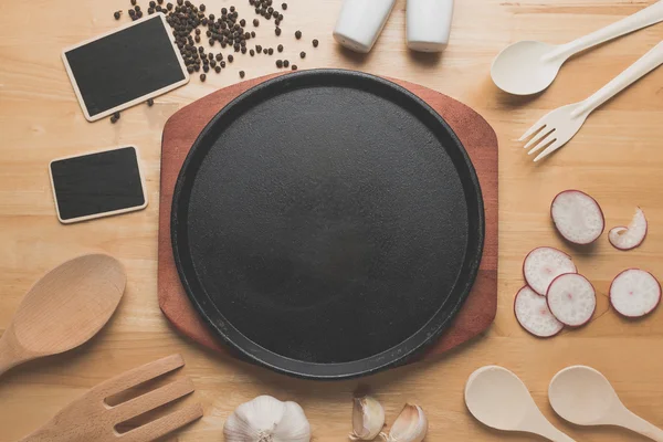 Utensílios de cozinha rural em mesa de madeira — Fotografia de Stock