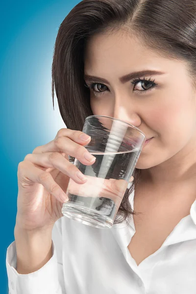 Aziatische vrouw drinkwater — Stockfoto