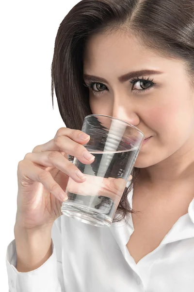 Asiatische Frau trinkt Wasser — Stockfoto