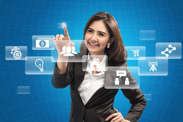 Фотографія привабливої бізнес-леді, яка торкається віртуального екрану бізнес-концепція — стокове фото
