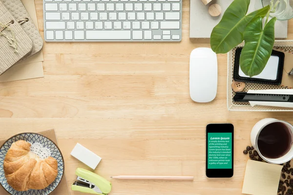 Schreibtisch im Büro, Arbeit auf weißem Tisch — Stockfoto