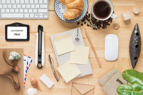 Escritório, Trabalhando em uma mesa de madeira — Fotografia de Stock