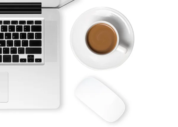 Scrivania da ufficio con tazza di caffè, computer portatile e mouse sul tavolo. Vista dall'alto con spazio di copia su sfondo bianco . — Foto Stock