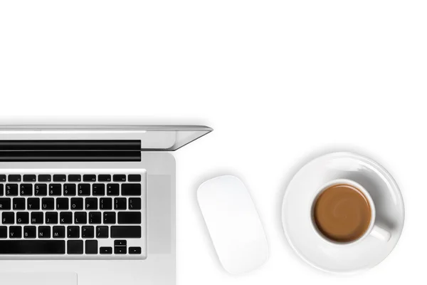 Meja kantor dengan cangkir kopi, laptop komputer dan mouse komputer di atas meja. Tampilan dari atas dengan ruang salinan pada latar belakang putih . — Stok Foto