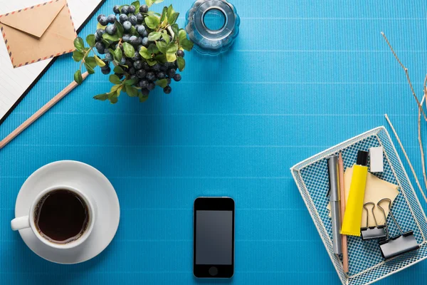 Office werkplek, kantoor apparatuur en koffiepauze op blauwe crêpe — Stockfoto