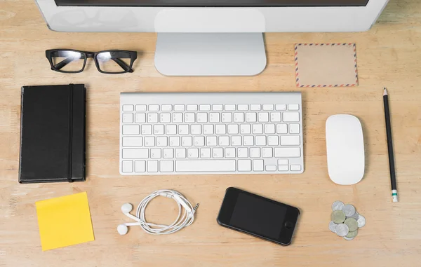 Escritório, computador moderno Trabalhando em uma mesa de madeira — Fotografia de Stock