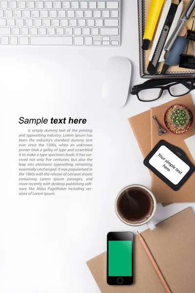 白い背景の上のオフィス デスク — ストック写真