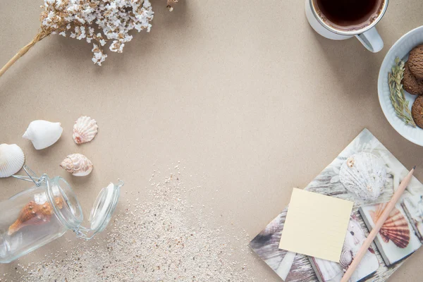 Pracovní prostor - káva a cookie na stole. Pozadí s bezplatným te — Stock fotografie