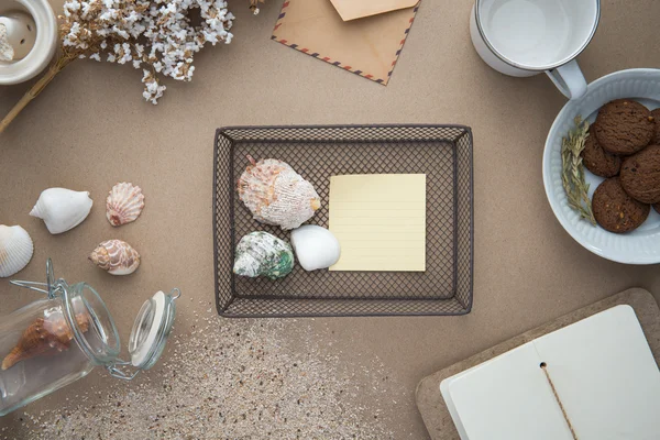 Arbeitsbereich - Kaffee und Kekse auf dem Tisch. Hintergrund Notizbuch pap — Stockfoto