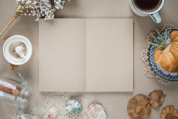 Arbeitsbereich - Notizbuch mit Kaffee und Keksen auf dem Tisch. zurück — Stockfoto
