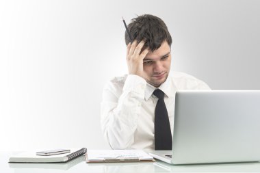 Ofis Masası dizüstü bilgisayar ile çalışma, düşünme iş adamı
