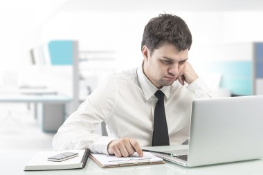 Ofis Masası dizüstü bilgisayar ile çalışma, düşünme iş adamı