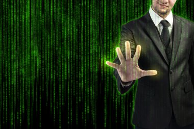 Kodu listesi dijital dokunmatik ekranda basarak işadamı