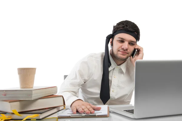 Trabalhando duro, homem de negócios com arquivos de escritório na mesa de escritório isolado em branco com caminho de recorte — Fotografia de Stock