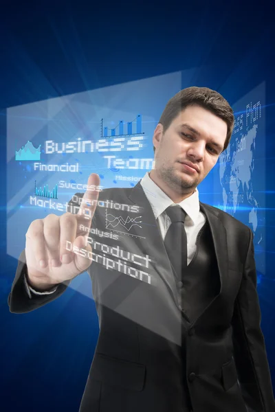 Бізнесмен натискає сучасні кнопки сенсорного екрану з синім технологічним фоном, бізнес-концепцією — стокове фото