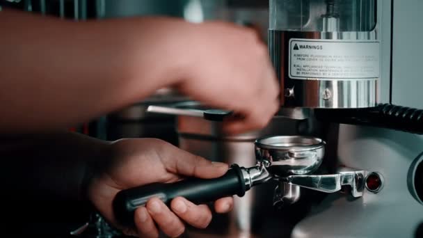 Koffiemolen malen vers gebrande koffie bonen in een koffie poeder — Stockvideo