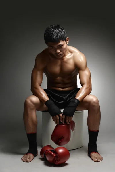 Ein Boxer, der einen Moment nach einem verlorenen Kampf einnimmt — Stockfoto