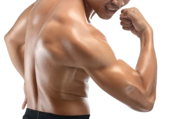 Knappe gespierde jongeman tonen zijn biceps geïsoleerd op wit — Stockfoto