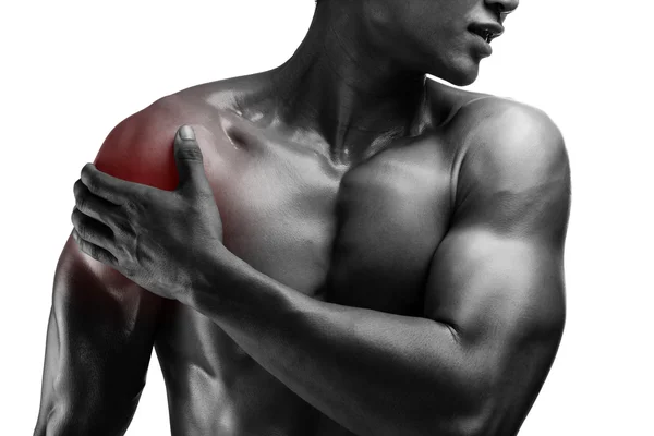 Молодой мускулистый мужчина с болью в плече, изолированный на белом бэкгре — стоковое фото