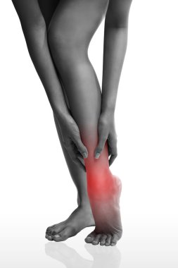 El ile izole kırpma yolu ile beyaz bir arka plan üzerine bir yumruk sıkılı