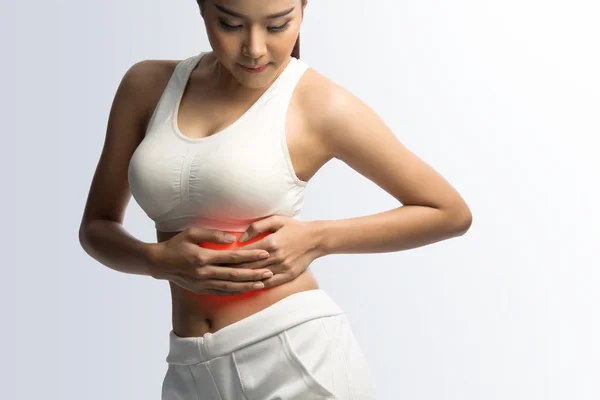 Mujer joven dolor abdominal, sobre fondo blanco con camino de recorte . — Foto de Stock