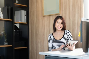 güzel bir genç kadın tablet kullanma