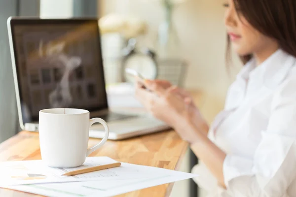 Ceașcă de cafea și femeie de afaceri care lucrează cu documente și laptop — Fotografie, imagine de stoc