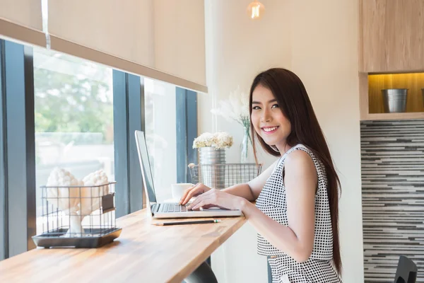 Mulher de negócios bonita usando um computador portátil — Fotografia de Stock