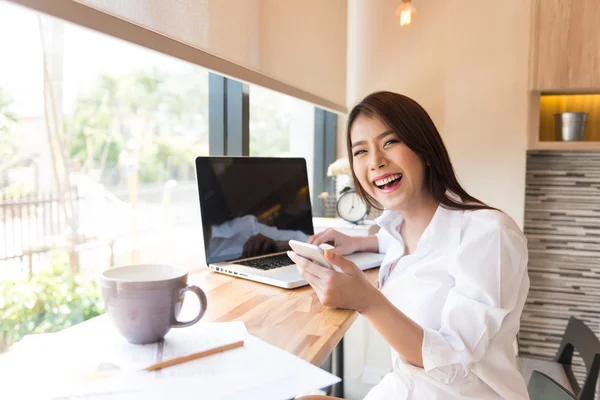 스마트 휴대 전화 및 노트북 컴퓨터를 사용 하 여 아름 다운 비즈니스 우먼 — 스톡 사진