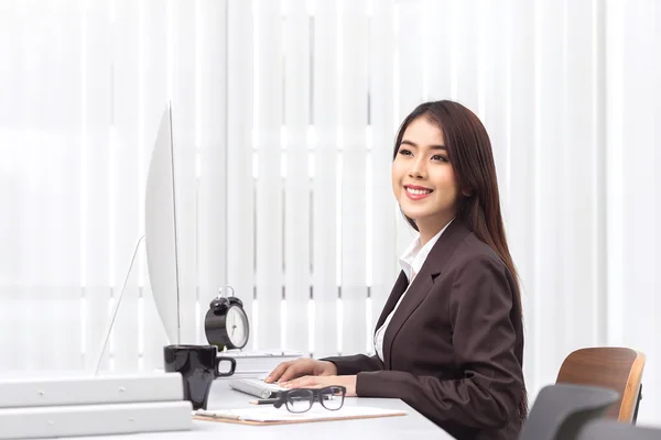 Attractive woman working in office on laptop — Stock Photo, Image