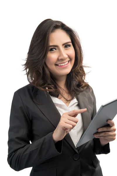 Hermosa mujer de negocios moderna sosteniendo tableta ordenador — Foto de Stock
