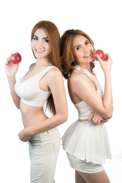 クリッピング パスと白で隔離赤いリンゴを保持している笑顔の美容女性 — ストック写真