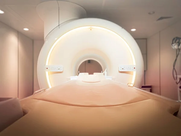 Mriスキャナーまたは磁気共鳴画像診断装置を病院内で分離し ぼやけたMri室内の背景 — ストック写真