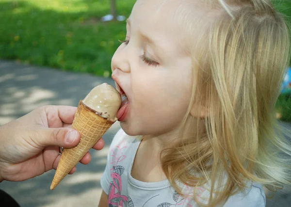 Meisje en ijs — Stockfoto