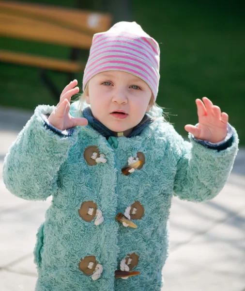 neşeli küçük kız