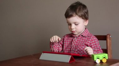 Küçük çocuk Tablet kullanır