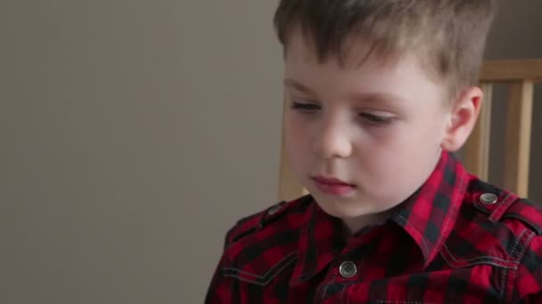 Мальчик играет в шахматы — стоковое видео