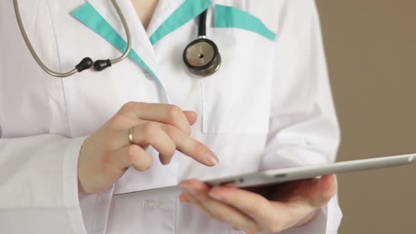 Médico con datos Tablet parte 1 — Vídeo de stock