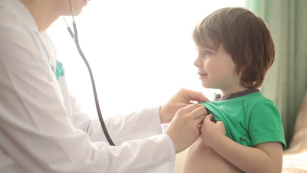 El Doctor escucha a un niño pequeño por el endoscopio — Vídeo de stock