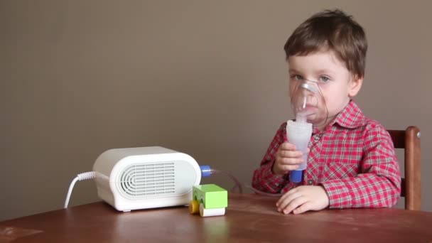 Den lilla pojken med en inhalator — Stockvideo