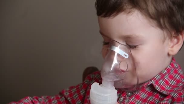 小男孩用吸入器 — 图库视频影像