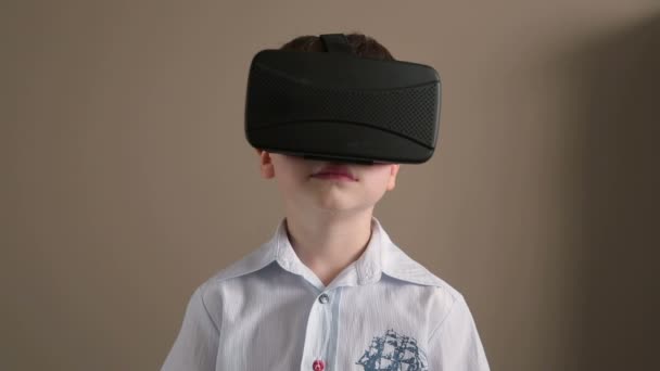 Criança usa um fone de ouvido VR — Vídeo de Stock