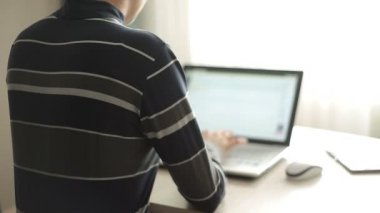 Genç kadın Internet çalışıyor 