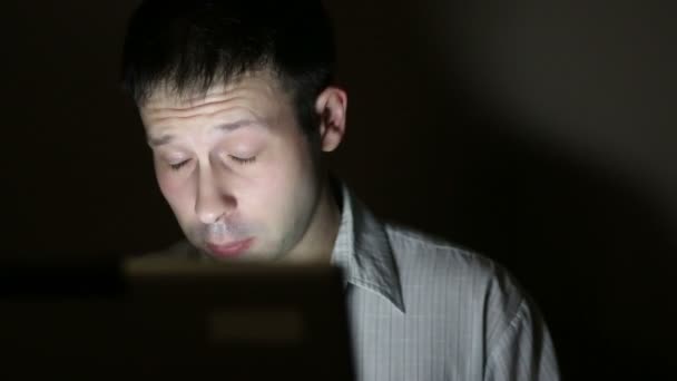 Уставший работает за компьютером поздно ночью — стоковое видео