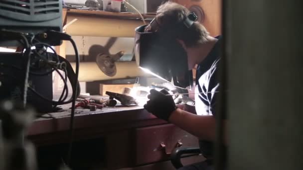 Welds the parts using argon welding apparatus. — Stock Video