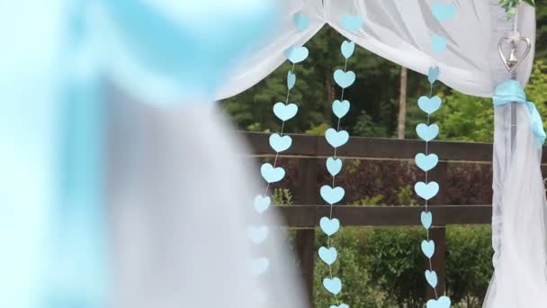 Hjärtan på ett bröllop arch — Stockvideo