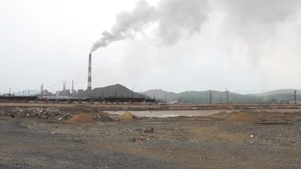 Het industriële landschap van Karabasj stad — Stockvideo