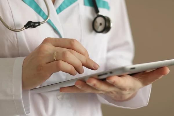 디지털 태블릿을 사용하는 여성 의사 스톡 사진